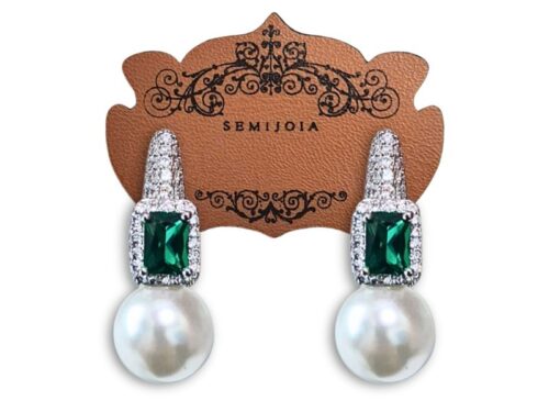 Brinco Argola Lapidação Carré Esmeralda Cravejada de Zircônias Transparentes com Pérola de 12mm Branca em Banho de Prata 925