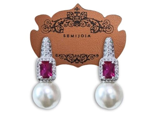 Brinco Argola Lapidação Carré Rubi Pink Cravejada de Zircônias Transparentes com Pérola de 12mm Branca em Banho de Prata 925