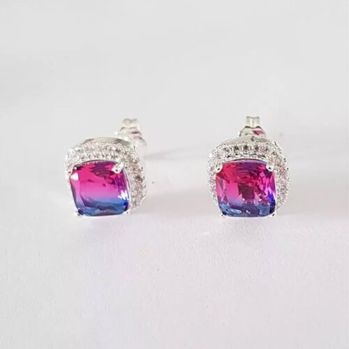 Brinco Lapidação Carré Cristal Rainbow Pink e Azul Safira Microcravejado de Zircônias Transparentes em Banho de Prata 925   Premium Cravejado de Zircônias Coloridas em Banho de Prata 925