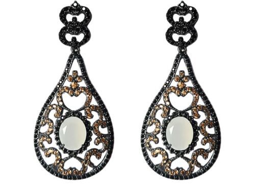 Brinco Gota de Arabescos Cravejados de Morganita e Ônix com Pedra Oval de Quartzo Branco Leitoso em Banho de Ródio Negro