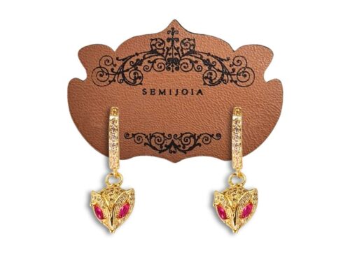 Brinco Argola com Pingente de Raposa Cravejada Zircônias Transparentes e Olhos de Rubi Pink em Banho de Ouro Amarelo