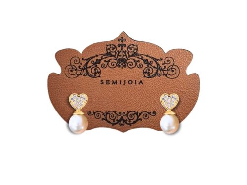 Brinco Coração Cravejado de Zircônias Transparentes e Pérola 6mm em Banho de Ouro Amarelo