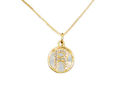 Colar Letra "R" Corrente Veneziana e Pingente Redondo de Madrepérola Cravejado de Zircônias Transparentes em Banho de Ouro Amarelo