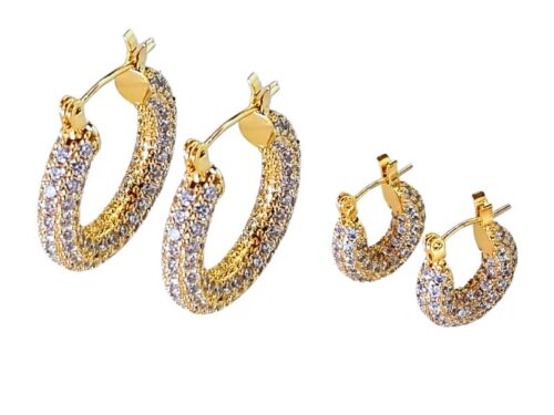 Brinco Argola Cravejada de Zircônias Transparentes com Fecho Cancela e Trava em Banho de Ouro Amarelo