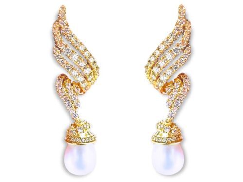 Brinco Asas Contorcidas Cravejadas de Zircônias Transparentes Com Pingente de Pérola-Gota em Banho de Ouro Amarelo