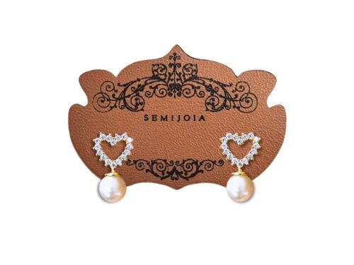 Brinco Coração Vazado Cravejado de Zircônias Transparentes e Pérola 6mm em Banho de Ouro Amarelo